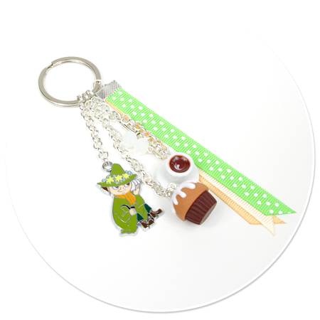 keyring with Snufkin and cupcake